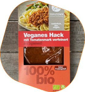 KI generiert: Die Verpackung zeigt ein Produkt namens "Veganes Hack", das aus Sojaeiweiß besteht und mit Tomatenmark verfeinert ist. Es ist biologisch hergestellt und hat einen hohen Proteingehalt.