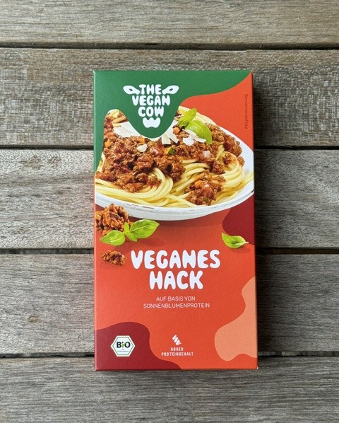 KI generiert: Verpackung von "Veganes Hack" der Marke The Vegan Cow, basiert auf Sonnenblumenprotein.