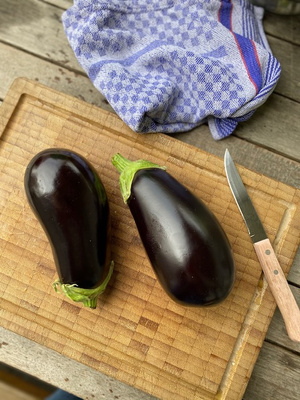Das Bild zeigt eine Dinkel-Nussecke