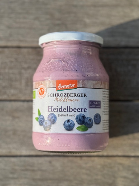 KI generiert: Ein Glas Heidelbeerjoghurt "Schrozberger Milchbauern" mit Demeter-Label.