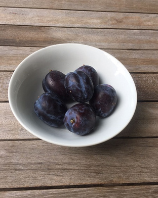 Das Bild zeigt eine Dinkel-Nussecke
