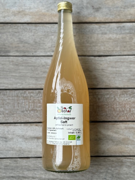 KI generiert: Eine Flasche Bio Apfel-Ingwer-Saft auf einer Holzoberfläche.