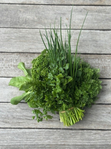 KI generiert: Das Bild zeigt ein frisch gebackenes Brotlaib auf einem Holzbrett, neben einem Brotmesser. Im Hintergrund ist ein blau-weiß kariertes Tuch zu sehen.
