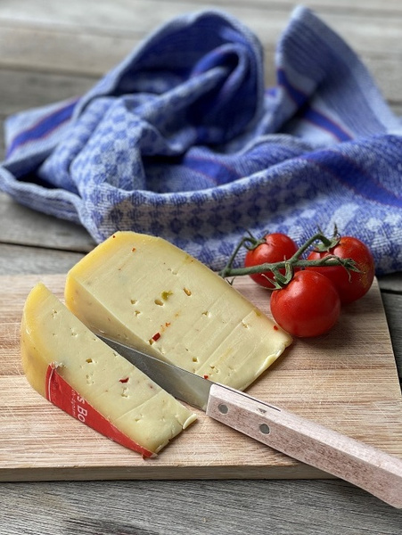 KI generiert: Das Bild zeigt einen Teller mit frisch gebackenen Vanillekipferln. Die Kipferl sind in einer stilvollen Schale angerichtet.