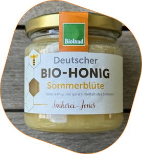 KI generiert: Das Bild zeigt ein Glas deutschen Bio-Honig der Sorte Sommerblüte von der Imkerei Jones, zertifiziert von Bioland. Der Honig ist als feincremig beschrieben und präsentiert die Vielfalt des Sommers.