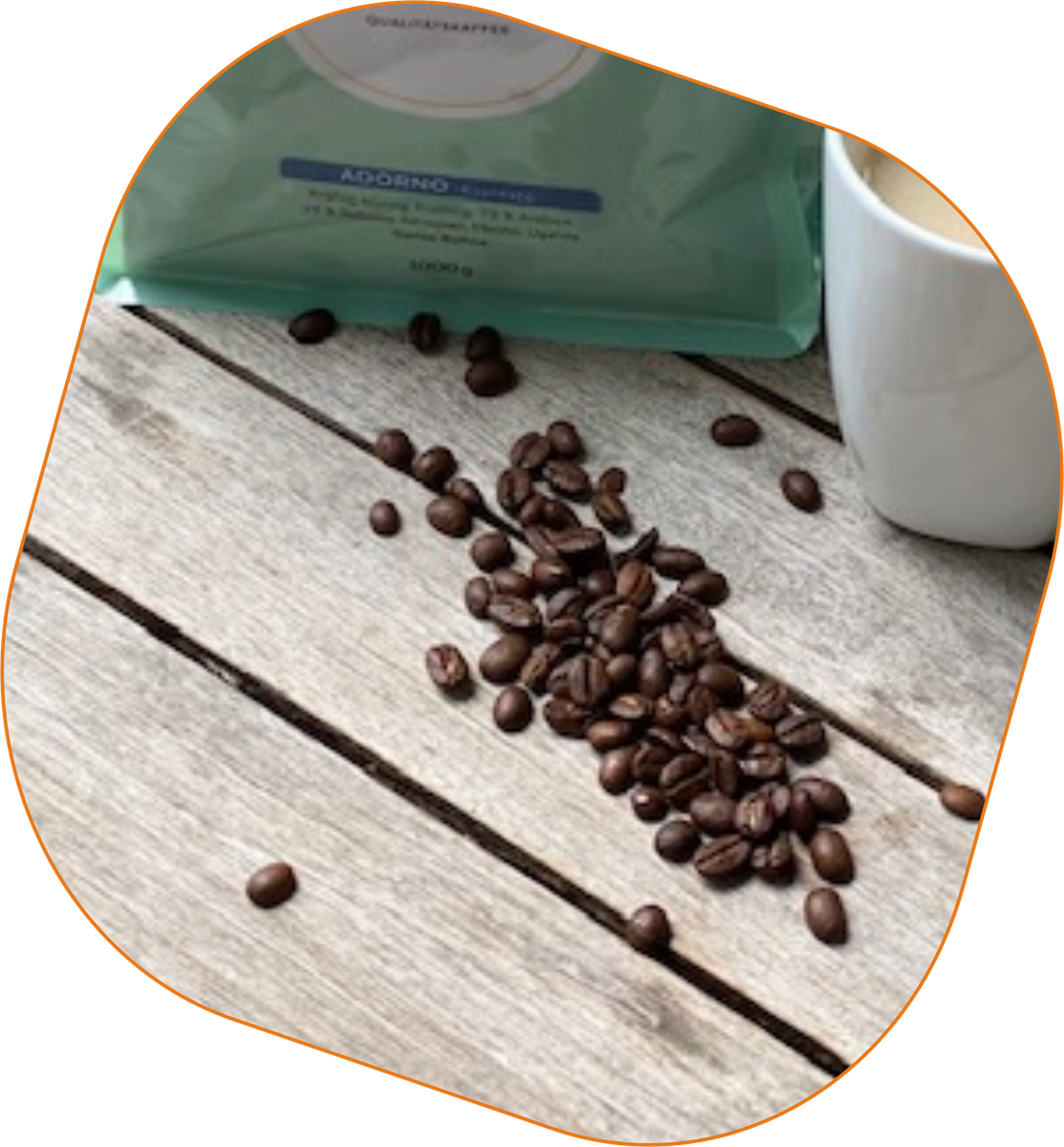KI generiert: Das Bild zeigt verstreute Kaffeebohnen auf einem Holztisch neben einer Tasse Kaffee und einer Verpackung. Der Fokus liegt auf den Kaffeebohnen und der gemütlichen Kaffeeatmosphäre.