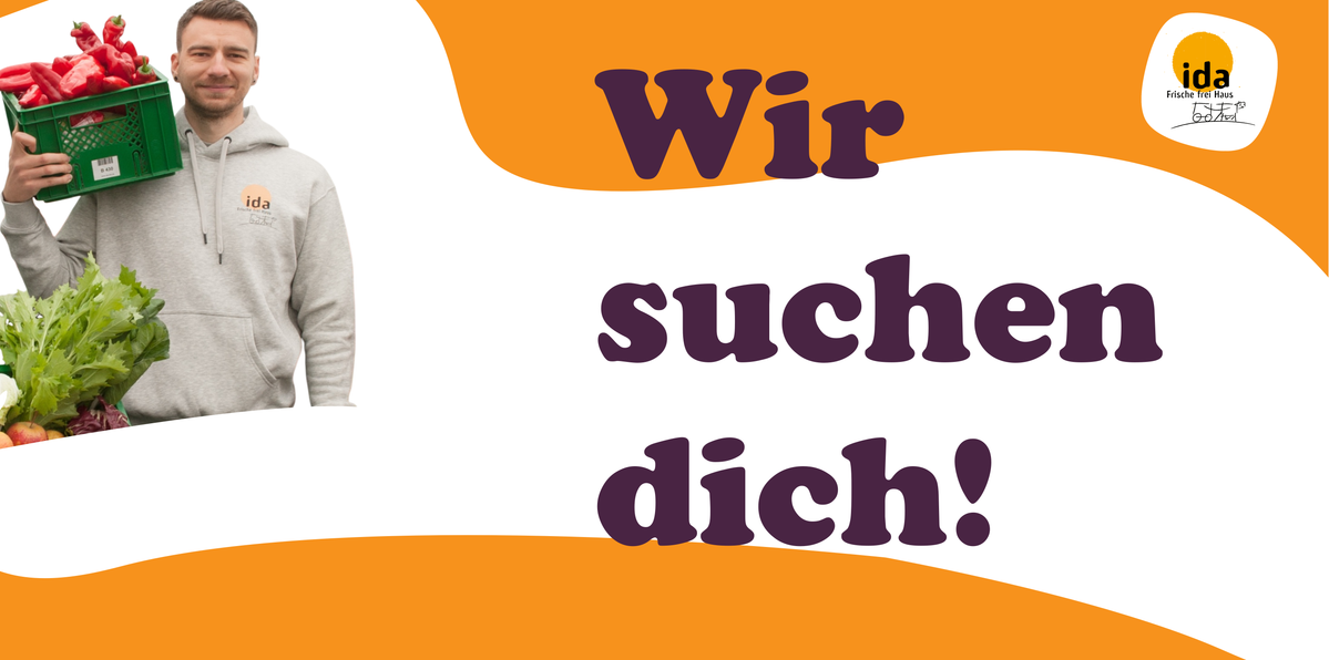 KI generiert: Das Bild zeigt einen Mann in einem Hoodie, der eine Kiste mit Gemüse hält, daneben steht der Text "Wir suchen dich!" auf einem orange-weißen Hintergrund. Es scheint sich um eine Rekrutierungsanzeige für einen Lieferservice oder ähnliche Dienstleistung zu handeln.
