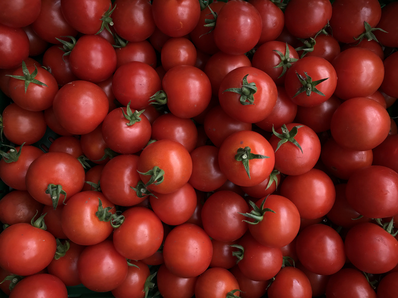 KI generiert: Frische, rote Kirschtomaten in Nahaufnahme.
